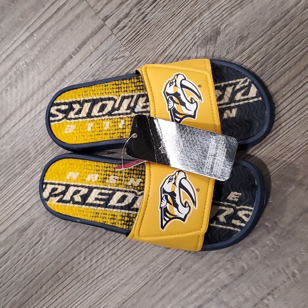 FOCO NHL Nashville Predators Sandals Size Large 2/3